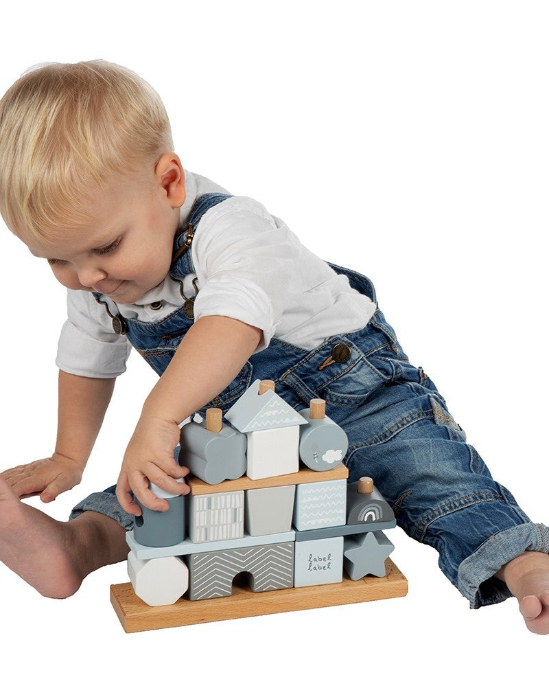 Gioco impilabile: casetta in legno ad innesto