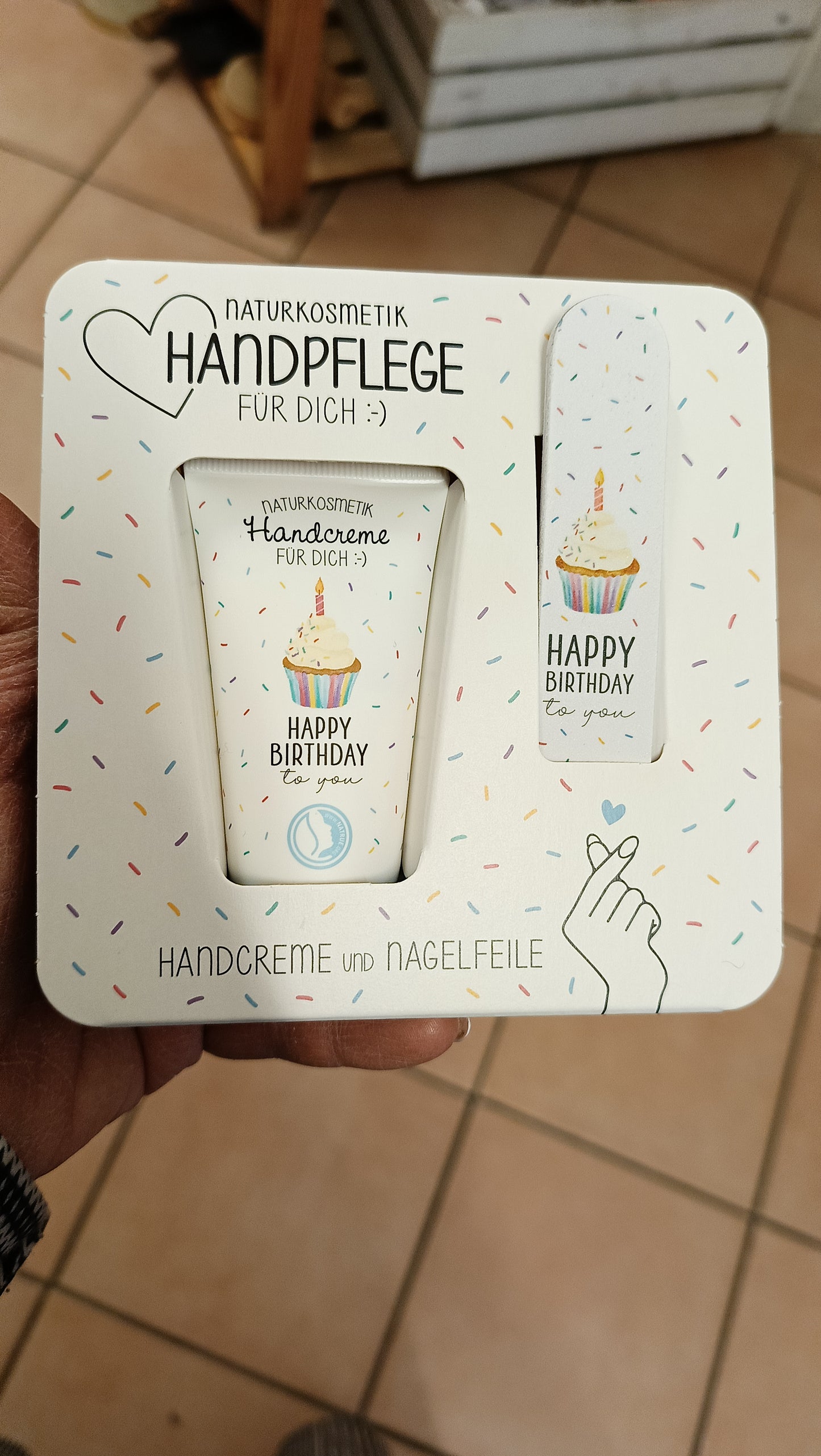 Handcreme und Nagelfeile