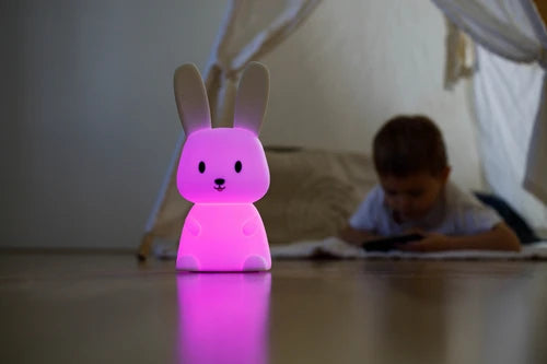 Maxi luce notturna a forma di coniglio realizzata in silicone