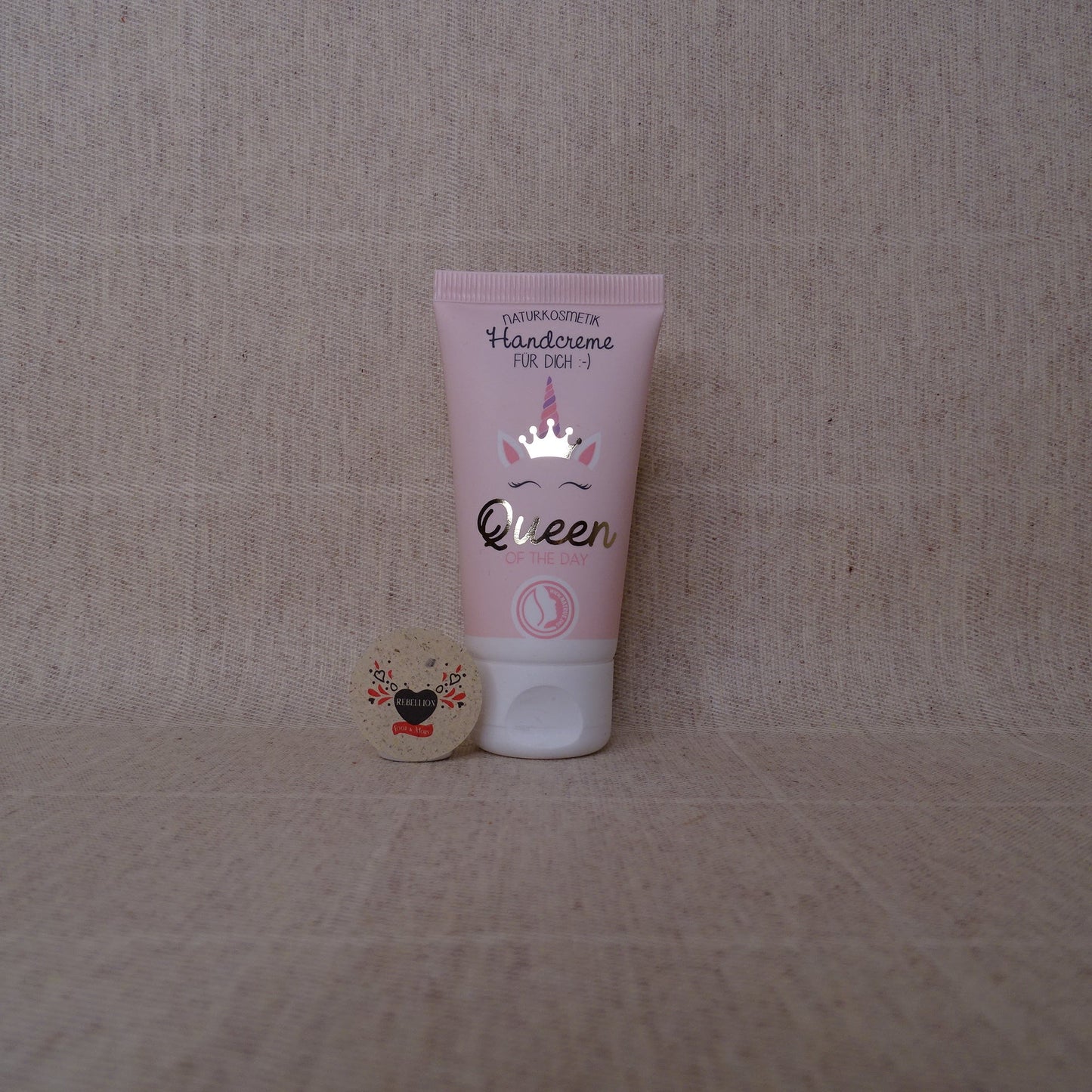 Crema per le mani con scritta "Il momento migliore è adesso".