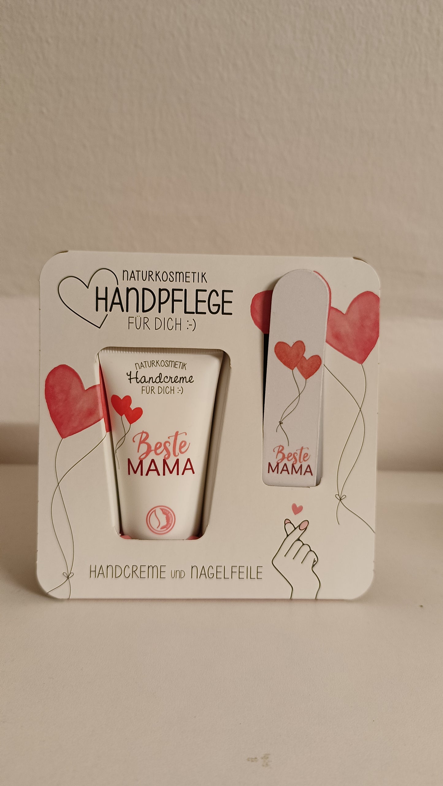 Crema per le mani e lima per unghie