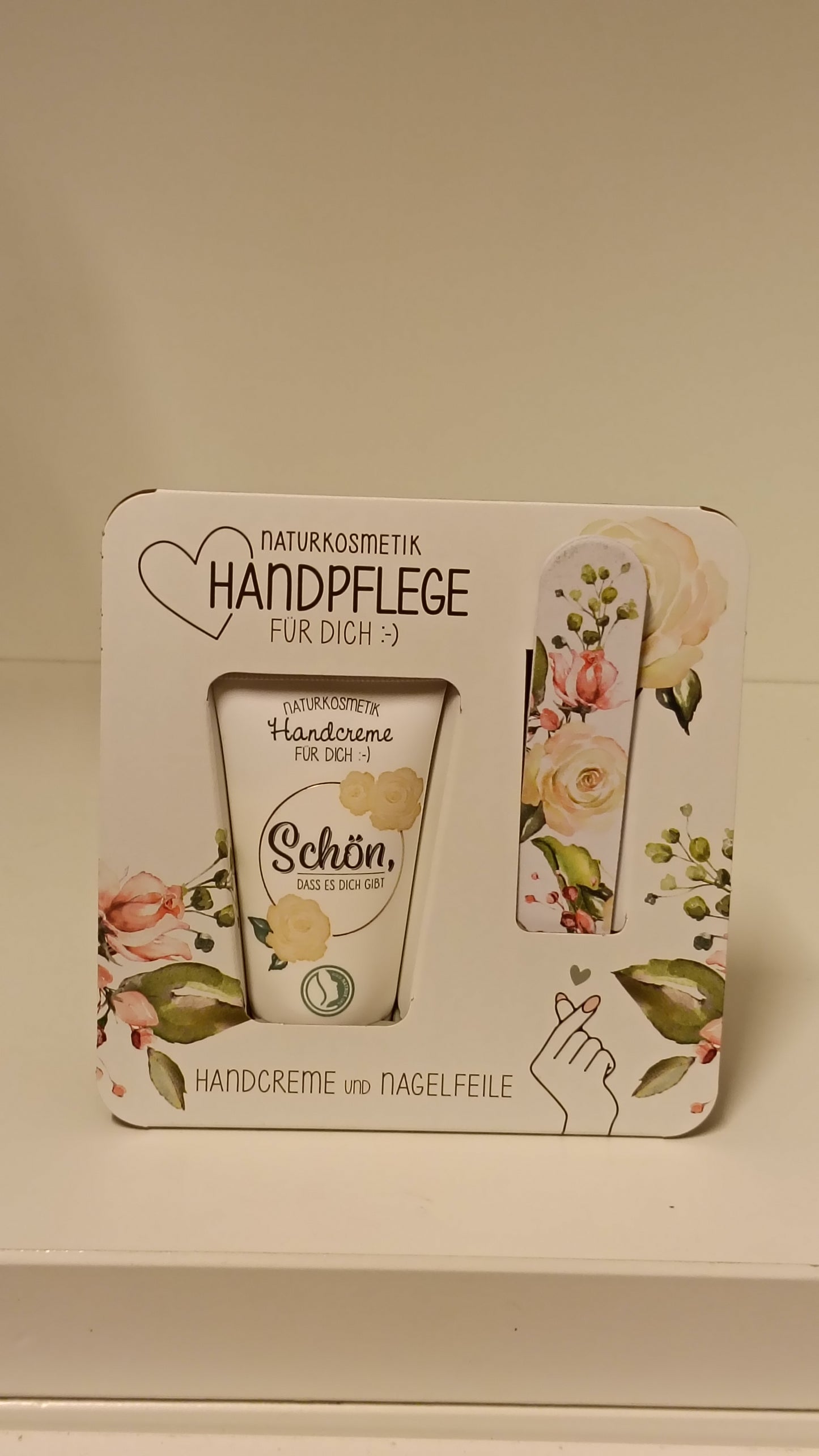 Handcreme und Nagelfeile