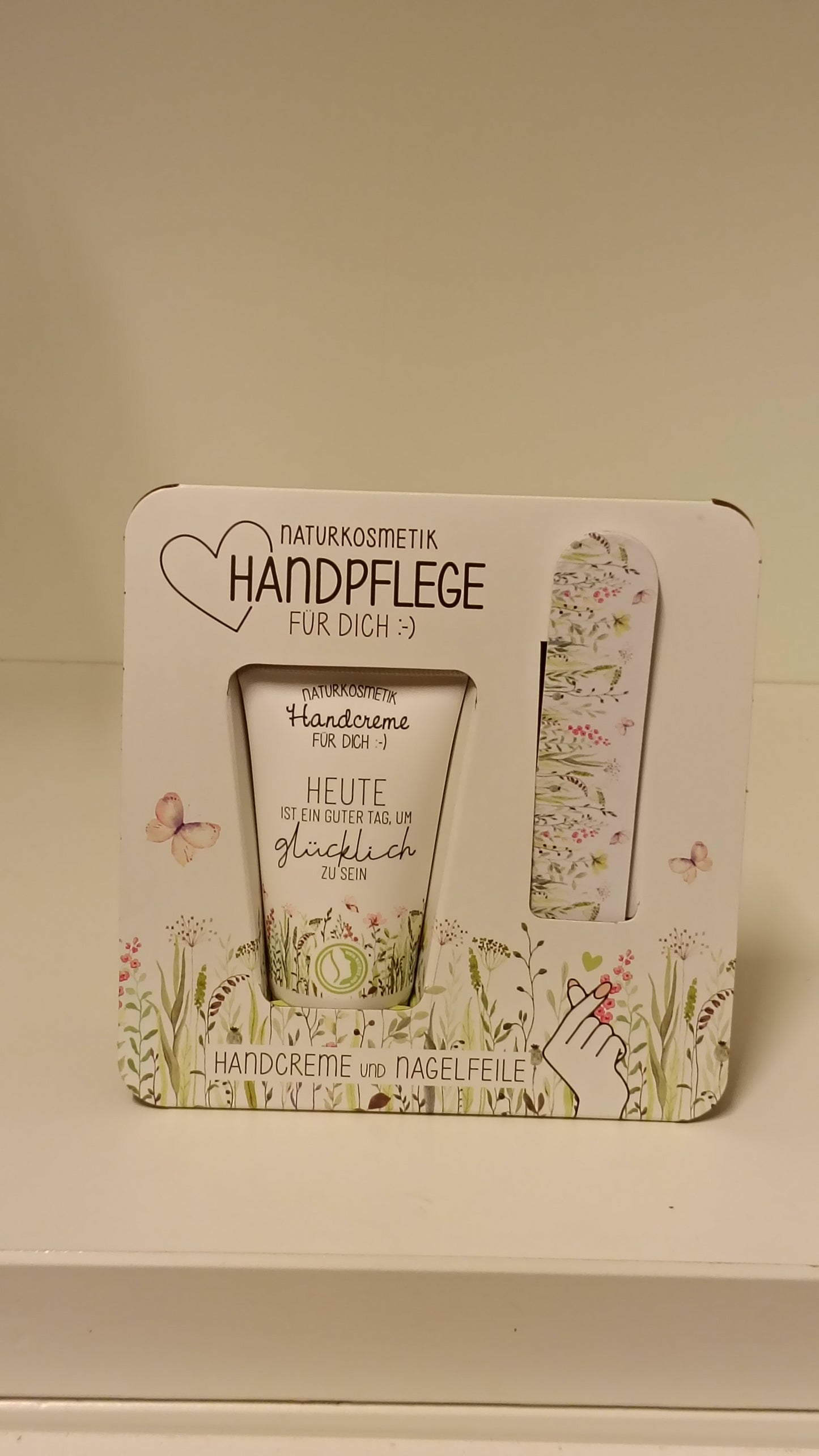 Handcreme und Nagelfeile
