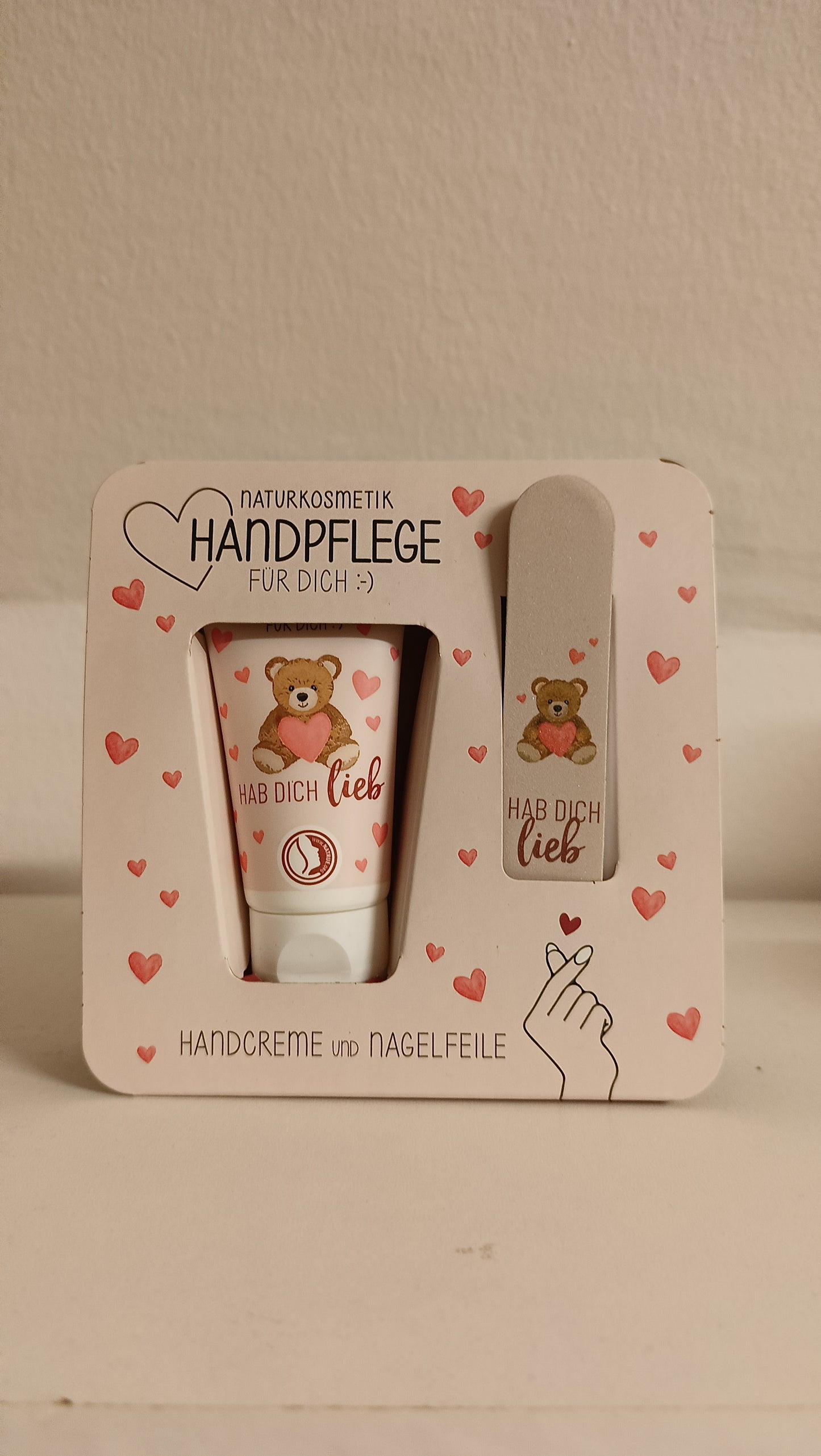 Crema per le mani e lima per unghie
