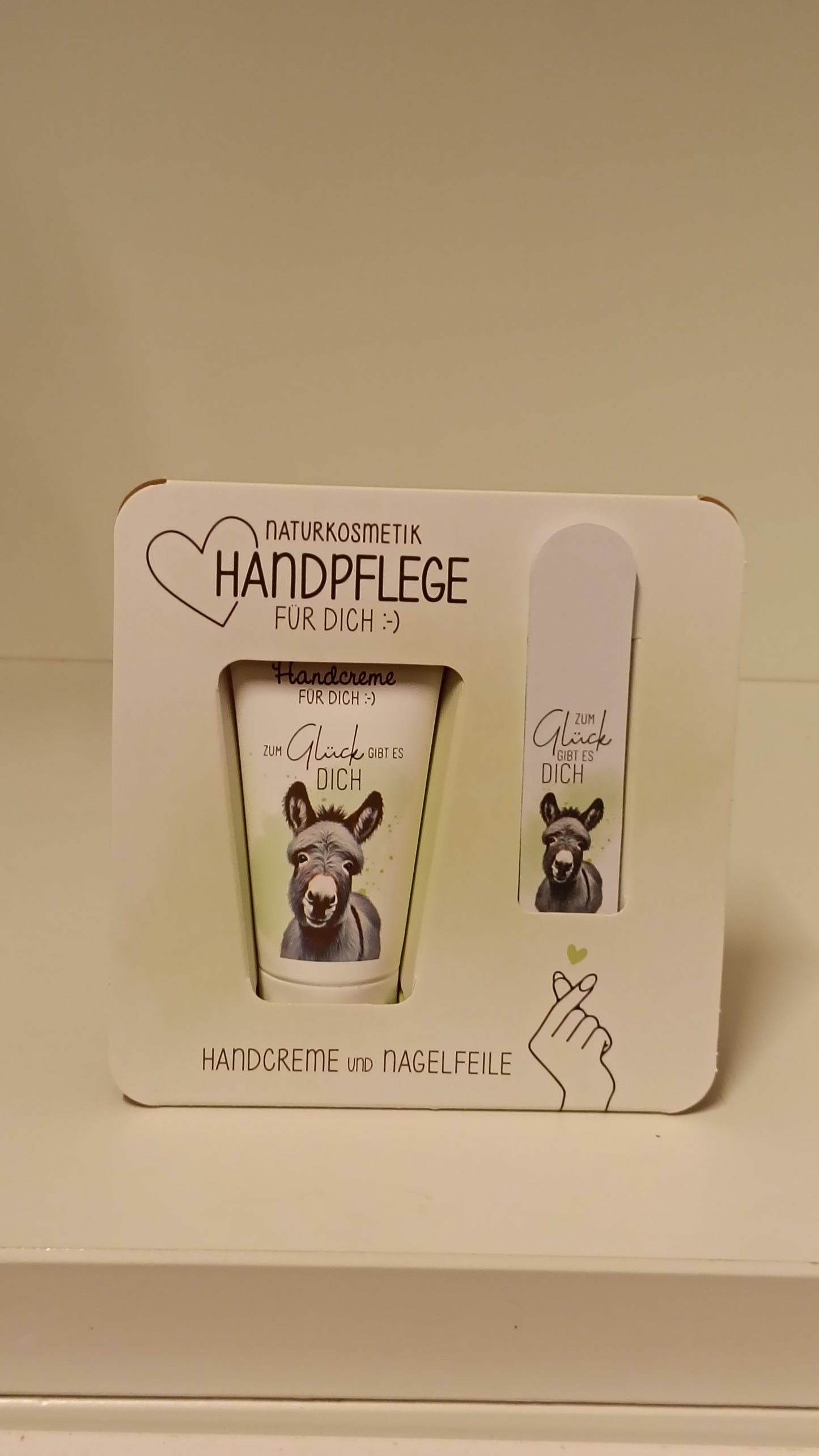 Handcreme und Nagelfeile