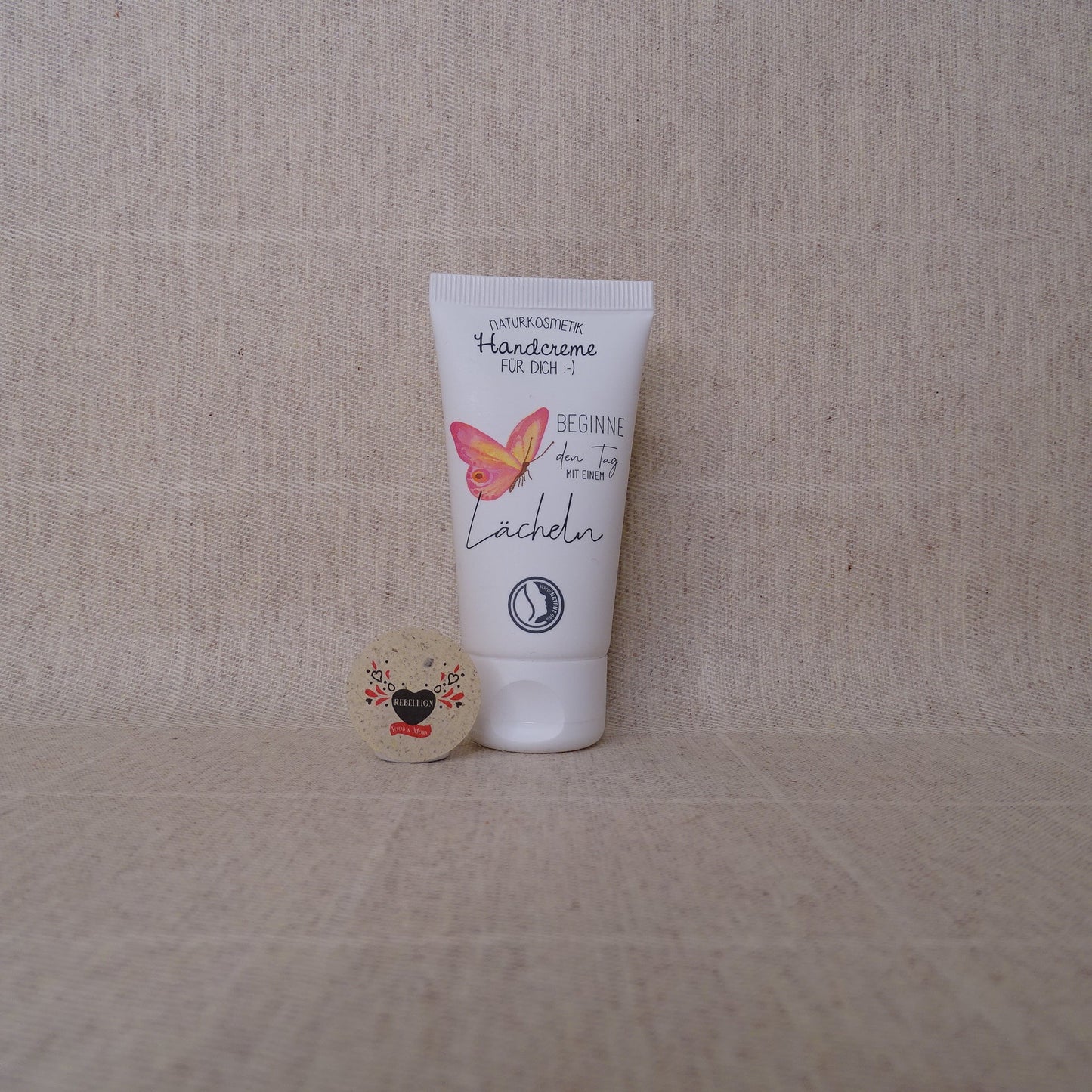 Crema per le mani con scritta "Il momento migliore è adesso".